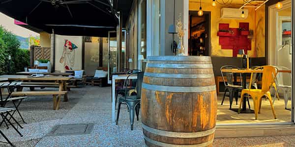 Black & Wine wine bar in Portoferraio, Elba Island