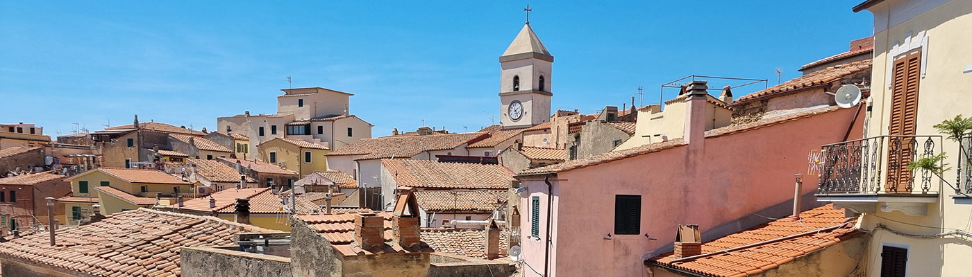 Capoliveri Isola d'Elba vista panoramica del borgo e del mare