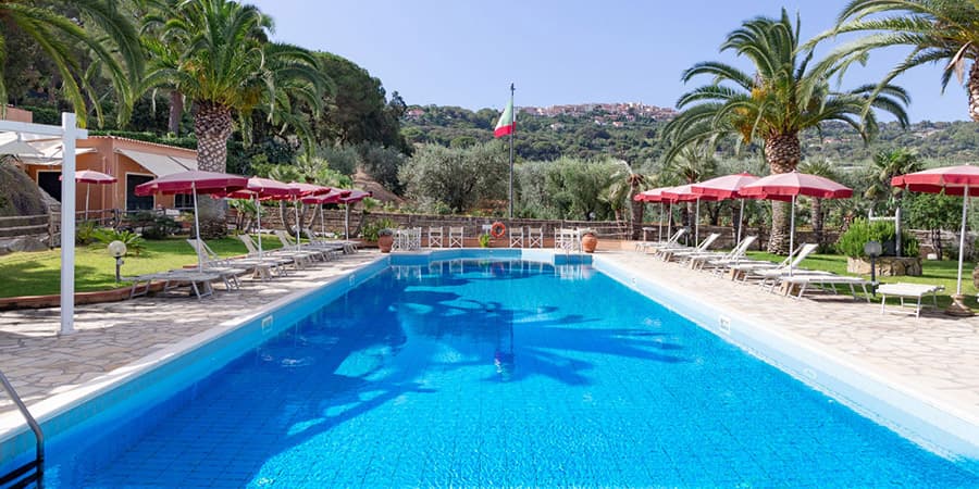Piscina con idromassaggio del Country Hotel Residence Da Pilade Piscina del Country Hotel Residence Da Pilade all'Isola d'Elba