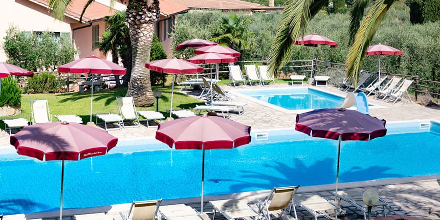 Area relax e piscina del Country Hotel Residence Da Pilade