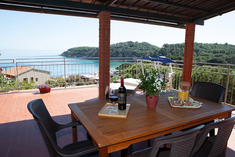 Vista panoramica sulla baia di Fetovaia Terrazza panoramica con vista sulla baia di Fetovaia