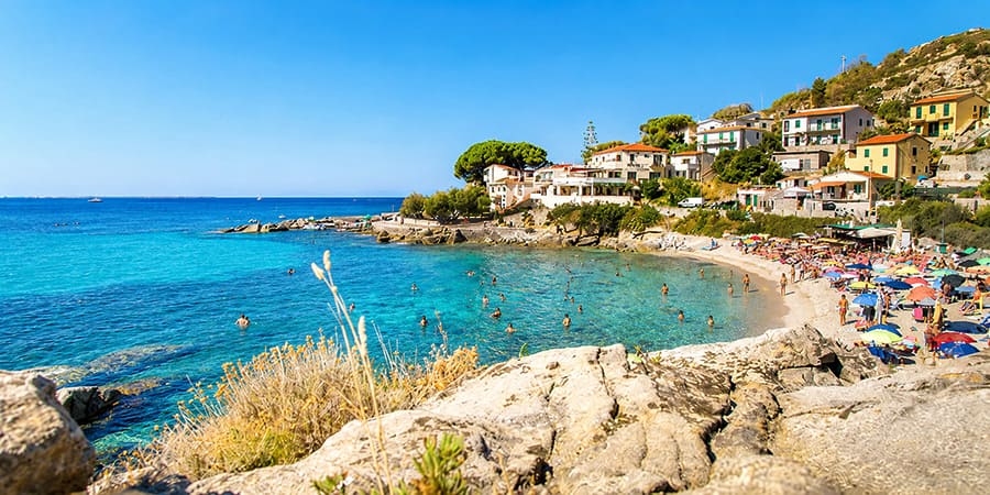 Spiaggia di Seccheto sulla Costa del Sole dell'Isola d'Elba Spiaggia di Seccheto all'Isola d'Elba con sabbia granitica e mare cristallino