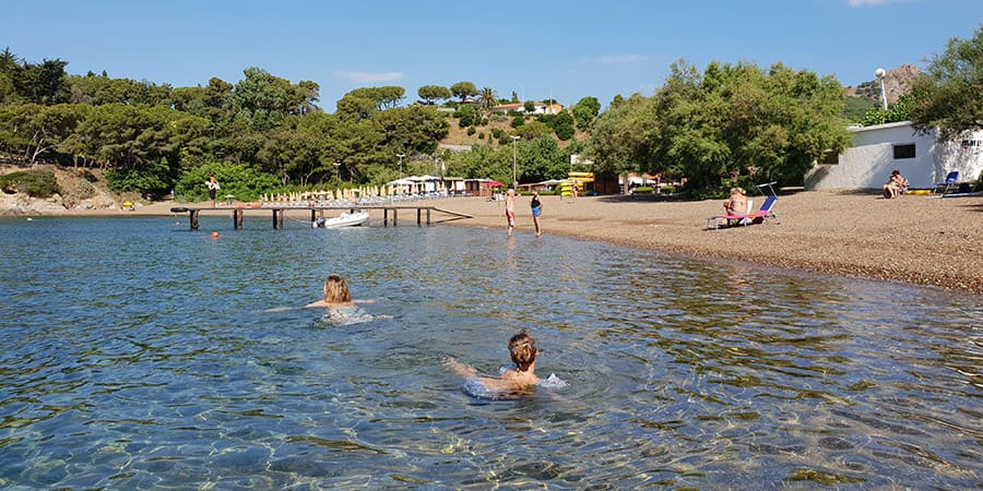 La spiaggia di Barbarossa a Porto Azzurro davanti al Camping Arrighi