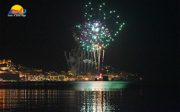 fuochi d'artificio nel porto a Portoferraio
