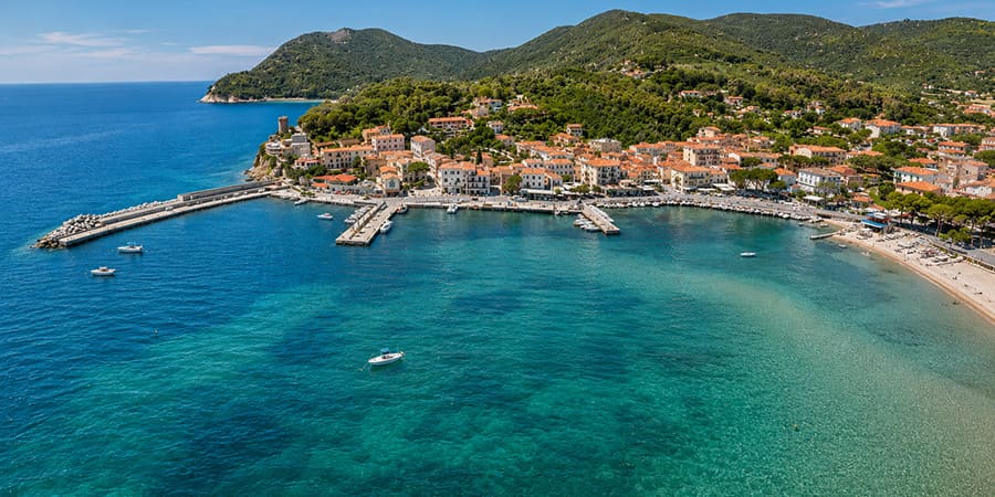 Porto di Marina di Campo Porto turistico di Marina di Campo con le imbarcazioni nel golfo Isola d'Elba