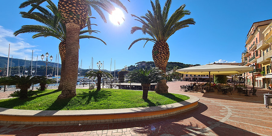 Porto Azzurro e la costa orientale dell'Isola d'Elba Porto Azzurro e la costa orientale dell'Isola d'Elba