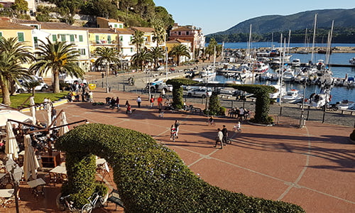 Piazza Matteotti e lungomare di Porto Azzurro