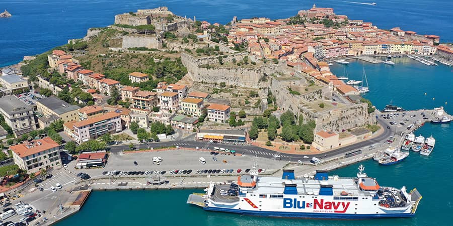 Arrivare a Portoferraio in traghetto Traghetto in arrivo al porto di Portoferraio Isola d'Elba