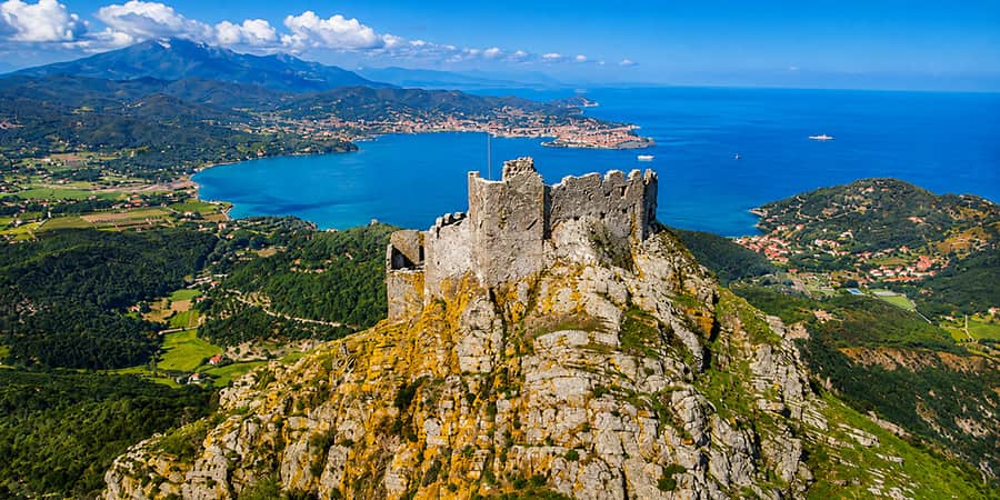 Castello del Volterraio Castello del Volterraio sulle montagne sopra Portoferraio Isola d'Elba