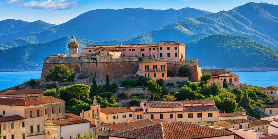 Le fortificazioni medicee di Portoferraio Fortificazioni medicee di Portoferraio con mura e bastioni sul mare Isola d'Elba
