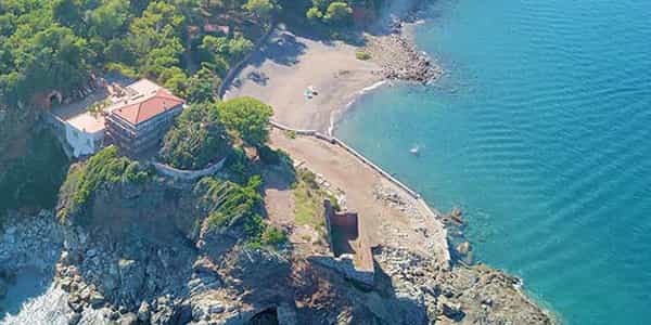 Spiaggia del Direttore a Rio Marina con recinzioni