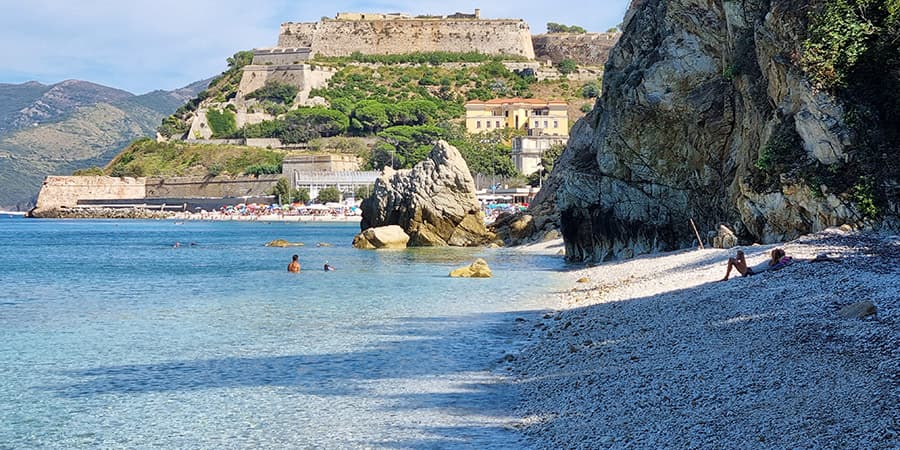 Cala dei Frati e la Spiaggia delle Ghiaie sullo sfondo