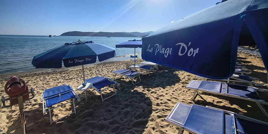 Ombrelloni e lettini presso La Plage d'Or sulla spiaggia di Lido di Capoliveri